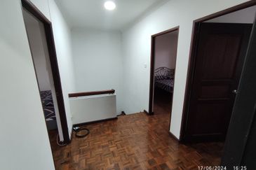 Double Storey Terrace Intermediate House For Rent! Located at Jalan Song, Kuching