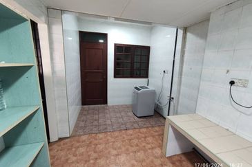 Double Storey Terrace Intermediate House For Rent! Located at Jalan Song, Kuching