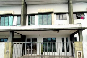 Double Storey Terrace House For Sale  Taman Midway Cresent / Kuching  Samarahan Expressway