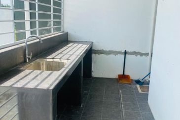 Double Storey Terrace House For Sale  Taman Midway Cresent / Kuching  Samarahan Expressway