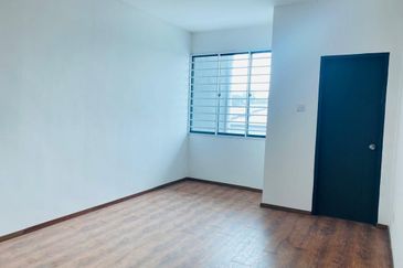 Double Storey Terrace House For Sale  Taman Midway Cresent / Kuching  Samarahan Expressway