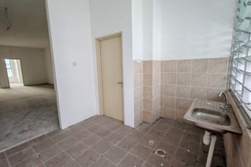 Second Floor Intermediate House For Rent! Located at 7th Mile