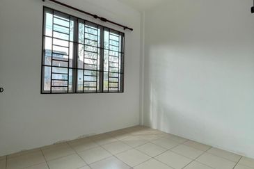 Single Storey Intermediate Terrace House for Rent. Located at Taman Uni Central