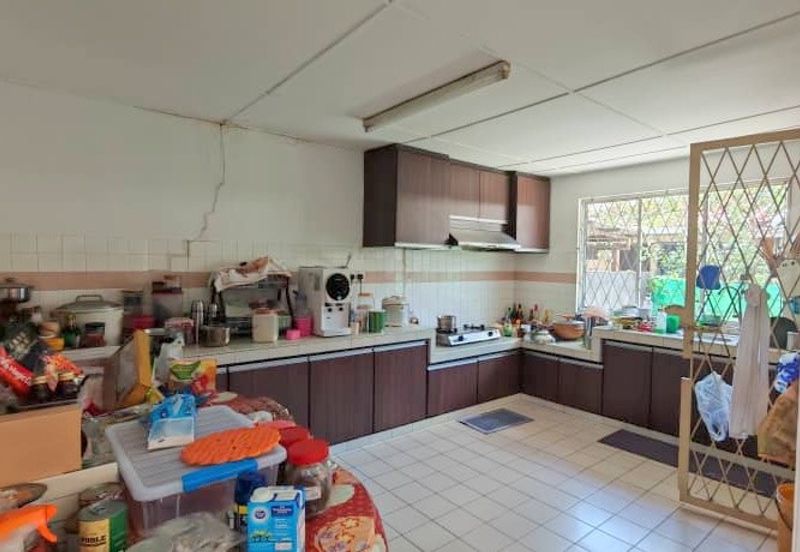  Double Storey Terrace Intermediate House For Sale! Located at Lorong Seng Goon, Jalan Keretapi