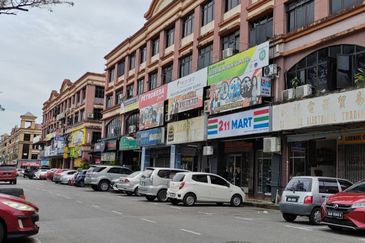 Facing Main Road Ground Floor Shoplot For Rent! Located at Mjc, Batu Kawa