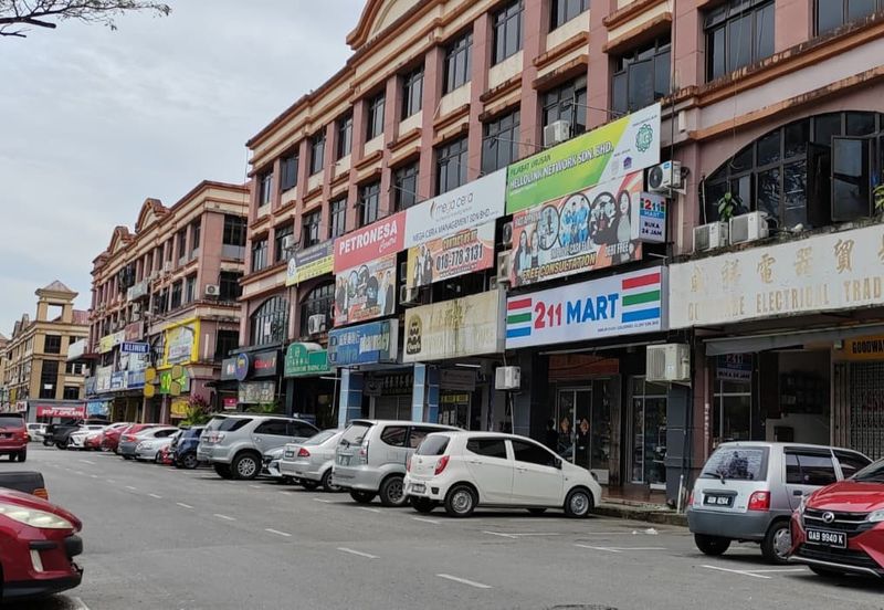 Facing Main Road Ground Floor Shoplot For Rent! Located at Mjc, Batu Kawa