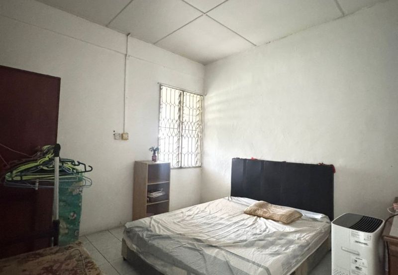 Single storey Terrace Intermediate House For Sale! Located at Taman  Bdc housing Stampin 