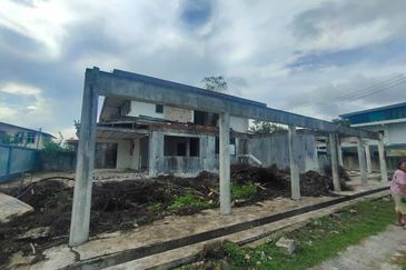 Double Storey Semi-Detached House For Sale! Located at Rubber Road