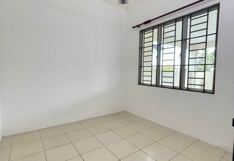 Single Storey Intermediate Terrace House for Rent. Located at Taman Uni Central