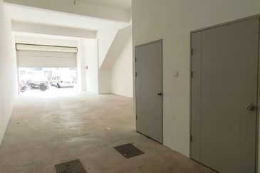 Intermediate shop house For Rent !!  Located at Jalan Setia Raja, Kuching