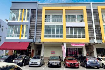 Intermediate shop house For Rent !!  Located at Jalan Setia Raja, Kuching