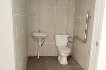 Intermediate shop house For Rent !!  Located at Jalan Setia Raja, Kuching