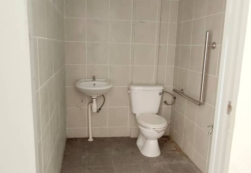 Intermediate shop house For Rent !!  Located at Jalan Setia Raja, Kuching