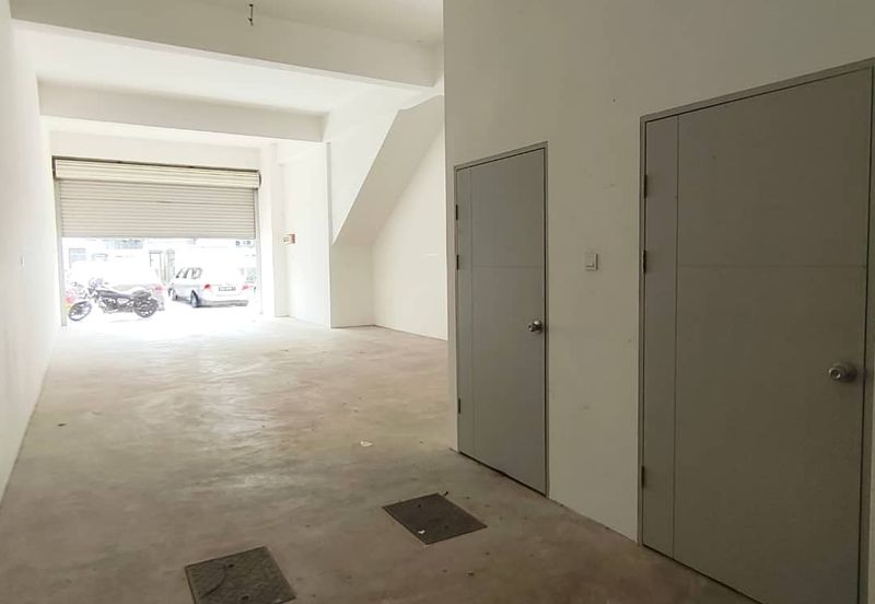 Intermediate shop house For Rent !!  Located at Jalan Setia Raja, Kuching