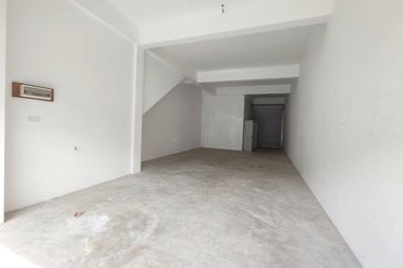 Intermediate shop house For Rent !!  Located at Jalan Setia Raja, Kuching