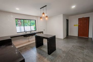 Double Storey Semi-Detached House For Rent! Located at Jalan Green, Near SGH