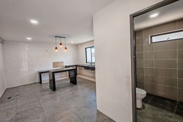 Double Storey Semi-Detached House For Rent! Located at Jalan Green, Near SGH