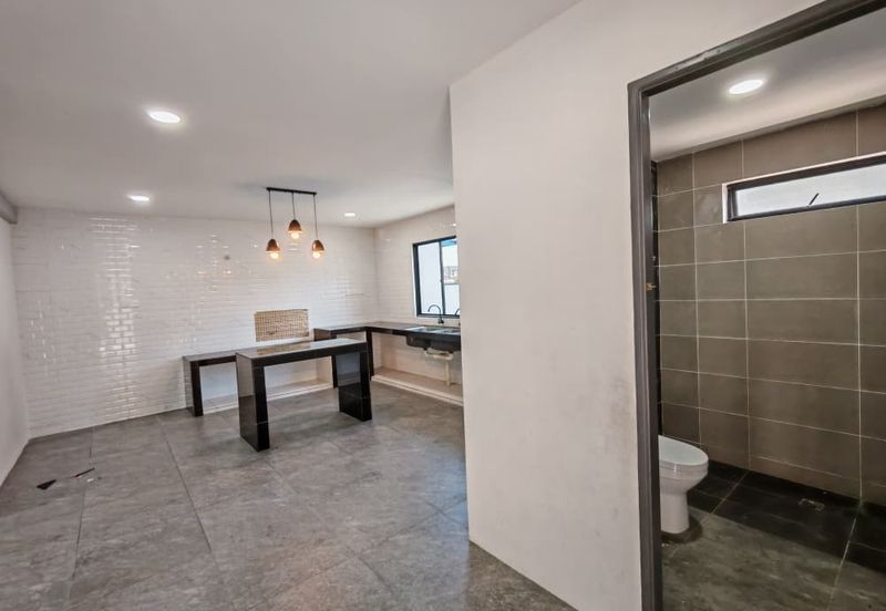 Double Storey Semi-Detached House For Rent! Located at Jalan Green, Near SGH