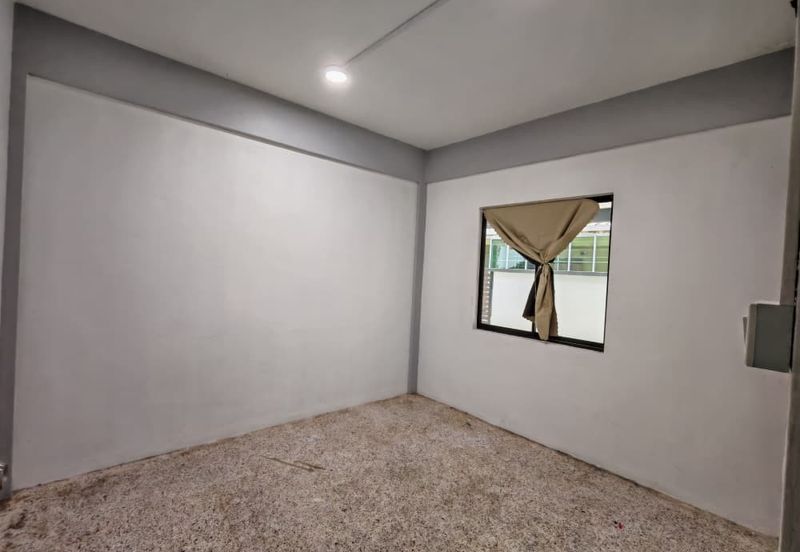 Double Storey Semi-Detached House For Rent! Located at Jalan Green, Near SGH