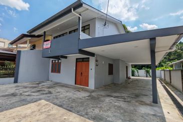 Double Storey Semi-Detached House For Rent! Located at Jalan Green, Near SGH