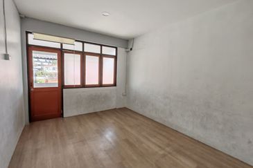 Double Storey Semi-Detached House For Rent! Located at Jalan Green, Near SGH