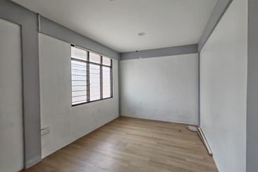 Double Storey Semi-Detached House For Rent! Located at Jalan Green, Near SGH