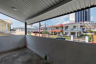 Double Storey Semi-Detached House For Rent! Located at Jalan Green, Near SGH