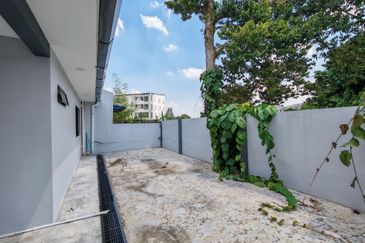 Double Storey Semi-Detached House For Rent! Located at Jalan Green, Near SGH