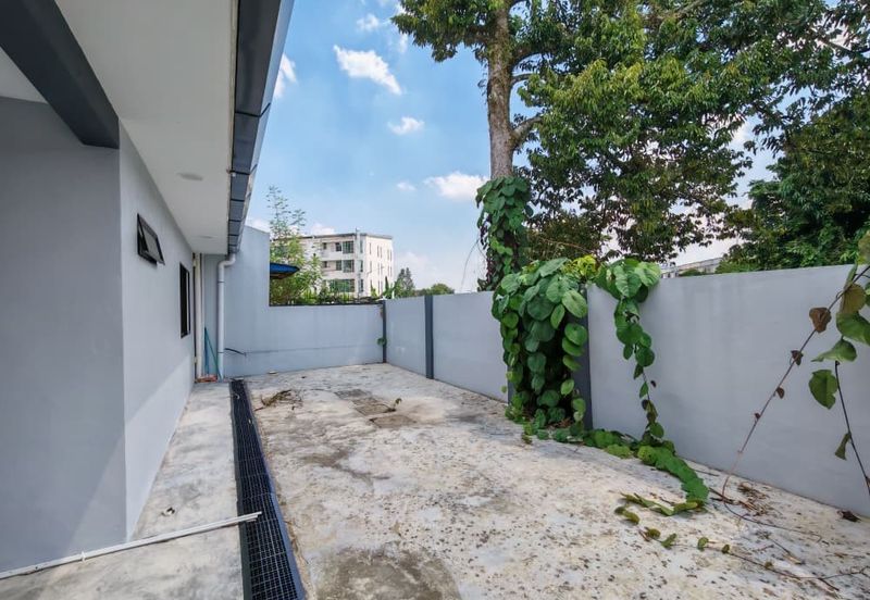 Double Storey Semi-Detached House For Rent! Located at Jalan Green, Near SGH