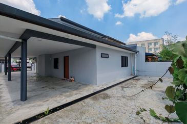 Double Storey Semi-Detached House For Rent! Located at Jalan Green, Near SGH