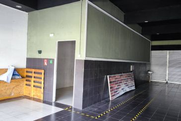 Corner Ground Floor Shoplot for Rent! Location: Pandungan