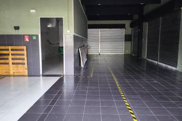 Corner Ground Floor Shoplot for Rent! Location: Pandungan