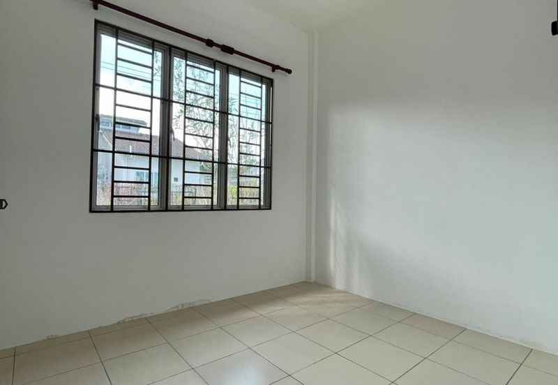 Single Storey Intermediate Terrace House for Rent. Located at Taman Uni Central