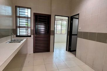 Single Storey Intermediate Terrace House for Rent. Located at Taman Uni Central