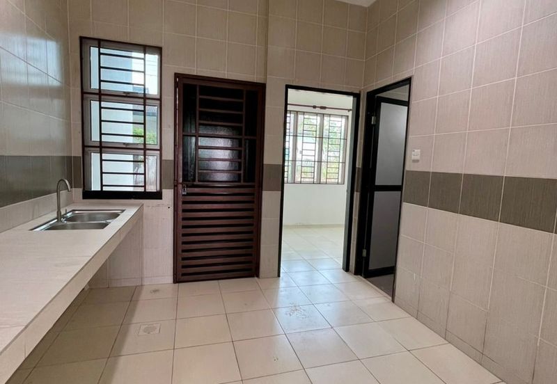 Single Storey Intermediate Terrace House for Rent. Located at Taman Uni Central