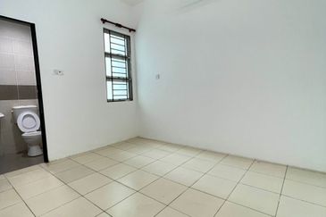 Single Storey Intermediate Terrace House for Rent. Located at Taman Uni Central