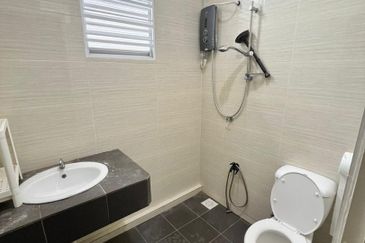 Uni-Central Double Storey House For Rent @ Kota Samarahan, Kuching (Opposite Unimas)