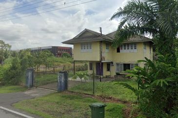 Double Storey Detached House For Sale! Located at 3rd Mile
