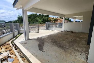 𝗚𝗥𝗘𝗘𝗡𝗘𝗥𝗬 𝗛𝗘𝗜𝗚𝗛𝗧 𝗗𝗼𝘂𝗯𝗹𝗲 𝗦𝘁𝗼𝗿𝗲𝘆 𝗧𝗲𝗿𝗿𝗮𝗰𝗲 Corner 𝗛𝗼𝘂𝘀𝗲 For Sale  Moyan Batu Kawa