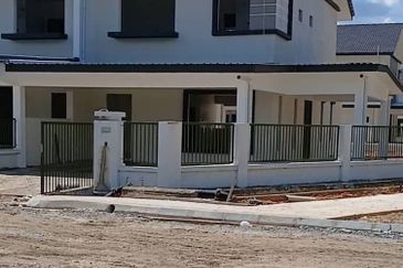 𝗚𝗥𝗘𝗘𝗡𝗘𝗥𝗬 𝗛𝗘𝗜𝗚𝗛𝗧 𝗗𝗼𝘂𝗯𝗹𝗲 𝗦𝘁𝗼𝗿𝗲𝘆 𝗧𝗲𝗿𝗿𝗮𝗰𝗲 Corner 𝗛𝗼𝘂𝘀𝗲 For Sale  Moyan Batu Kawa