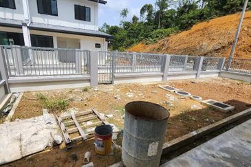 𝗚𝗥𝗘𝗘𝗡𝗘𝗥𝗬 𝗛𝗘𝗜𝗚𝗛𝗧 𝗗𝗼𝘂𝗯𝗹𝗲 𝗦𝘁𝗼𝗿𝗲𝘆 𝗧𝗲𝗿𝗿𝗮𝗰𝗲 Corner 𝗛𝗼𝘂𝘀𝗲 For Sale  Moyan Batu Kawa