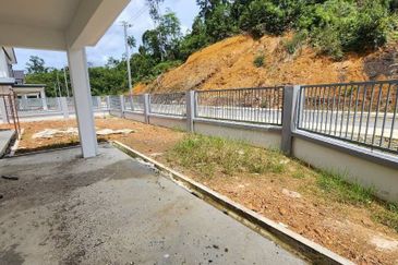 𝗚𝗥𝗘𝗘𝗡𝗘𝗥𝗬 𝗛𝗘𝗜𝗚𝗛𝗧 𝗗𝗼𝘂𝗯𝗹𝗲 𝗦𝘁𝗼𝗿𝗲𝘆 𝗧𝗲𝗿𝗿𝗮𝗰𝗲 Corner 𝗛𝗼𝘂𝘀𝗲 For Sale  Moyan Batu Kawa