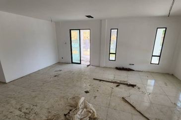 𝗚𝗥𝗘𝗘𝗡𝗘𝗥𝗬 𝗛𝗘𝗜𝗚𝗛𝗧 𝗗𝗼𝘂𝗯𝗹𝗲 𝗦𝘁𝗼𝗿𝗲𝘆 𝗧𝗲𝗿𝗿𝗮𝗰𝗲 Corner 𝗛𝗼𝘂𝘀𝗲 For Sale  Moyan Batu Kawa