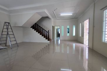 Double Storey Corner House For Sale! Located at Uni Garden, Merdang Gayam 