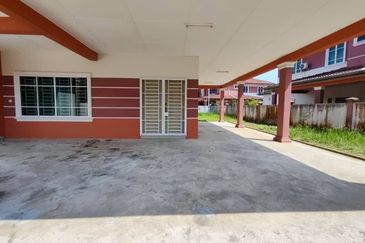 Double Storey Corner House For Sale! Located at Uni Garden, Merdang Gayam 