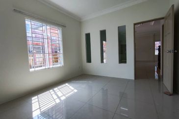 Double Storey Corner House For Sale! Located at Uni Garden, Merdang Gayam 