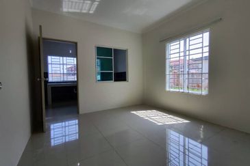 Double Storey Corner House For Sale! Located at Uni Garden, Merdang Gayam 