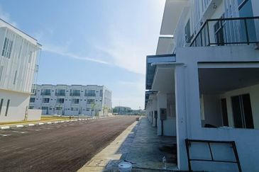 MarQ Suite 1.5 Storey Corner Townhouse (Lower Unit) For Sale & For Rent Located at Field Force, Batu Kawa