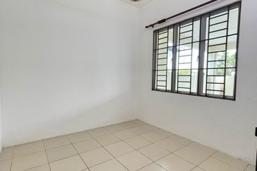 Single Storey Intermediate Terrace House for Rent. Located at Taman Uni Central