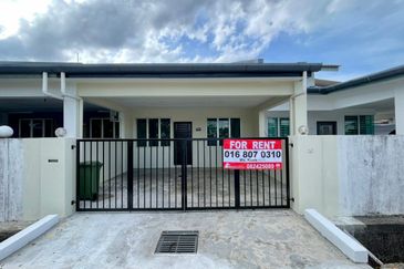 Single Storey Intermediate Terrace House for Rent. Located at Taman Uni Central
